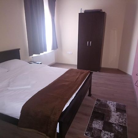 Hostel Prenociste Hrast Paraćin Exteriér fotografie