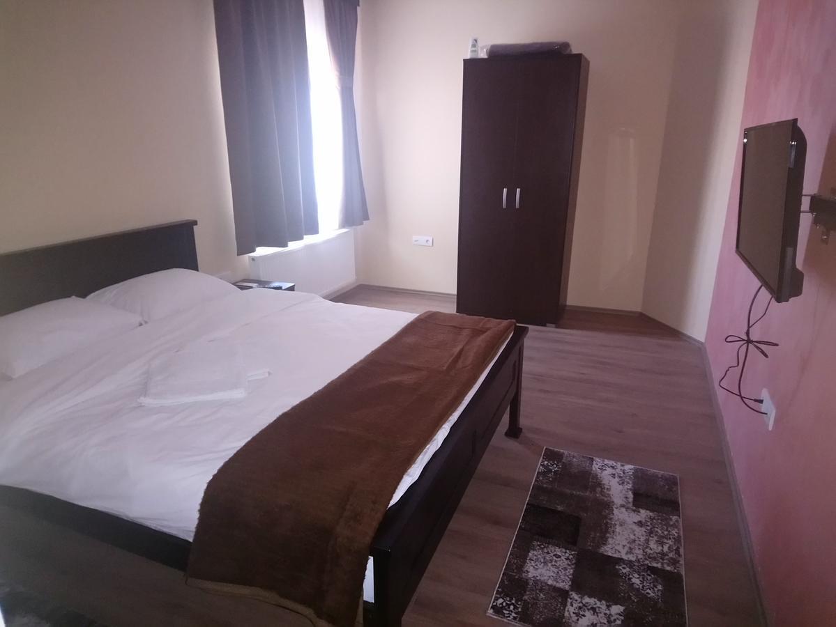 Hostel Prenociste Hrast Paraćin Exteriér fotografie
