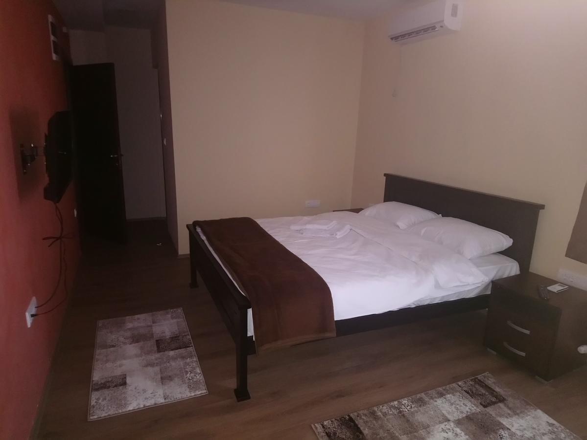 Hostel Prenociste Hrast Paraćin Exteriér fotografie